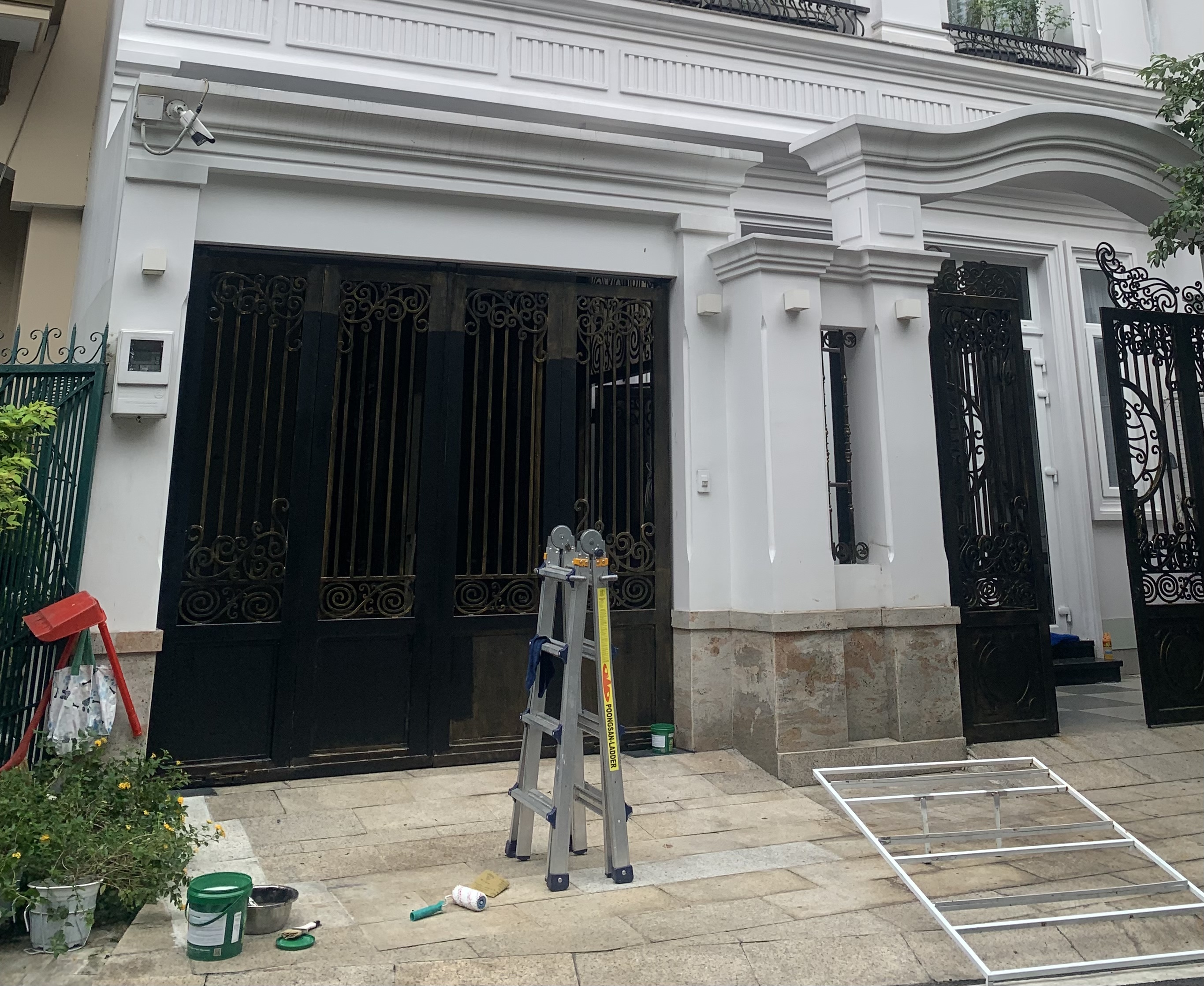 Dự án cổng sắt 2 cánh thi công Lotus Metal Coat Primer + Finish tại TP.HCM
